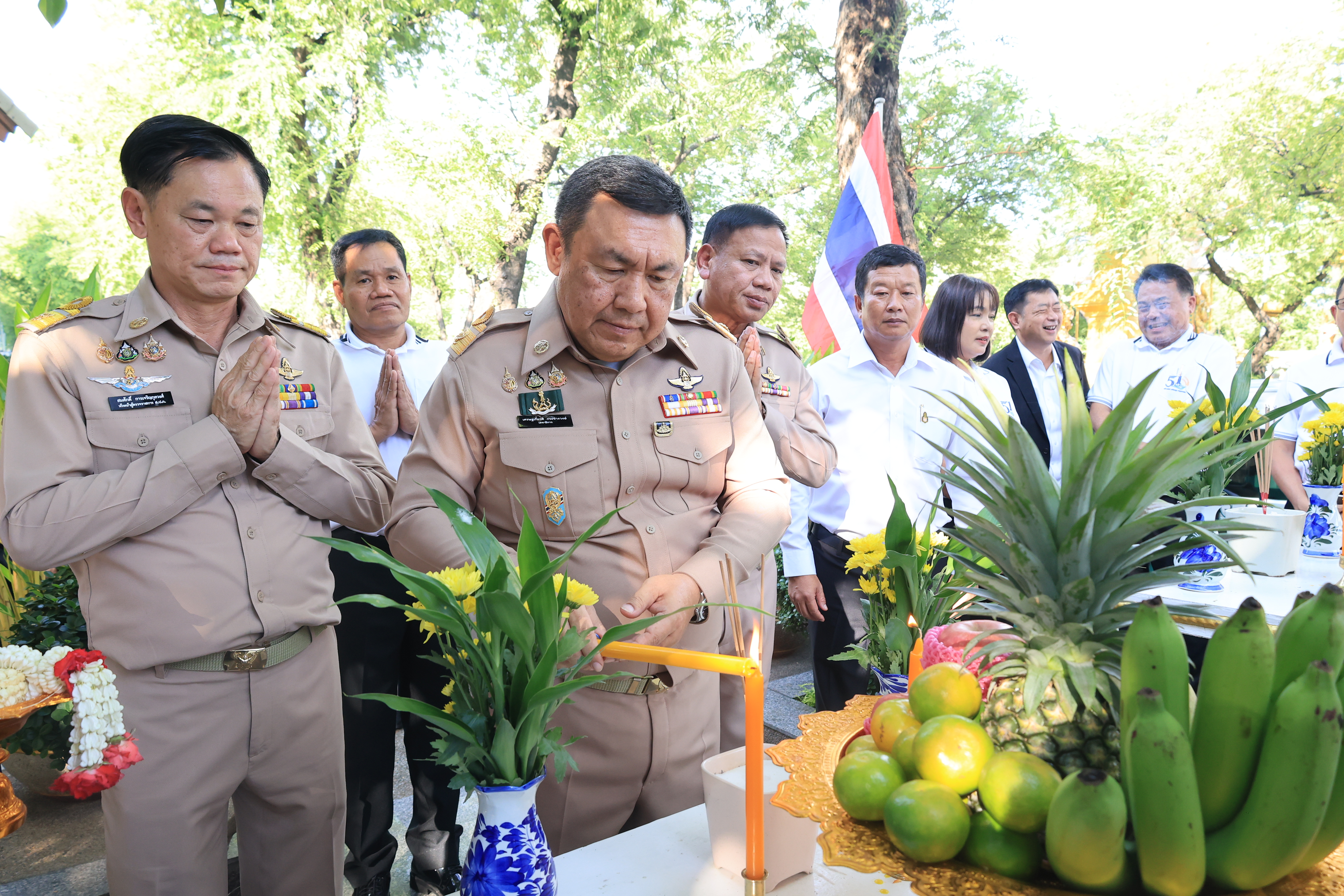 title - เลขาธิการ ส.ป.ก. และผู้เกษียณอายุราชการ สักการะสิ่งศักดิ์สิทธิ์ประจำ กระทรวงเกษตรและสหกรณ์ และ สำนักงานการปฏิรูปที่ดินเพื่อเกษตรกรรม เนื่องในโอกาสเกษียณอายุราชการ